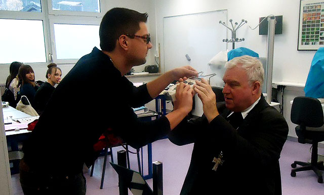 Visite de Monseigneur Lagleize au magasin d’application d’optique